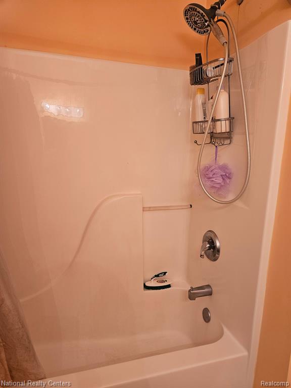 2860 S KNIGHTSBRIDGE Circle, Ann Arbor, MI 48105 — Photo 18