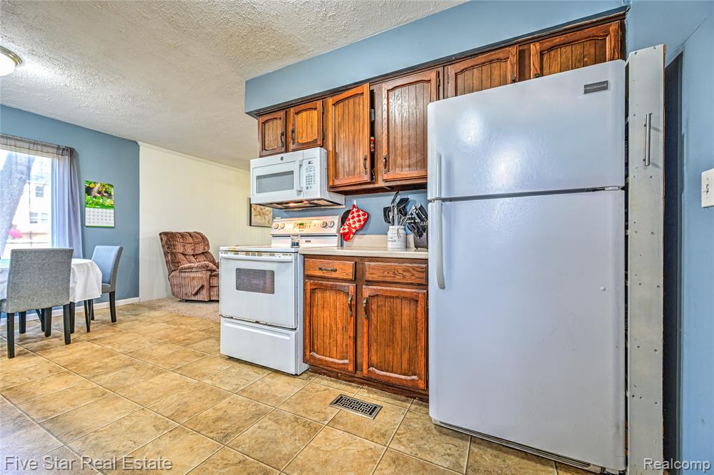 12335 Big Lake Road, Davisburg, MI 48350 — Photo 10