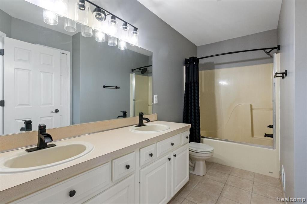 221 Maplewood Drive, 28, Clarkston, MI 48348 — Photo 29