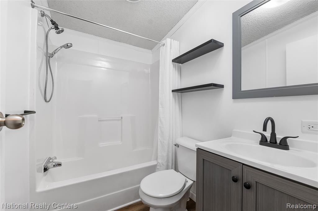 4065 Manitoba Street, Auburn Hills, MI 48326 — Photo 9