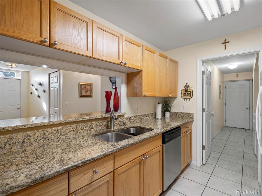4043 BERKSHIRE Drive, Sterling Heights, MI 48314 — Photo 17