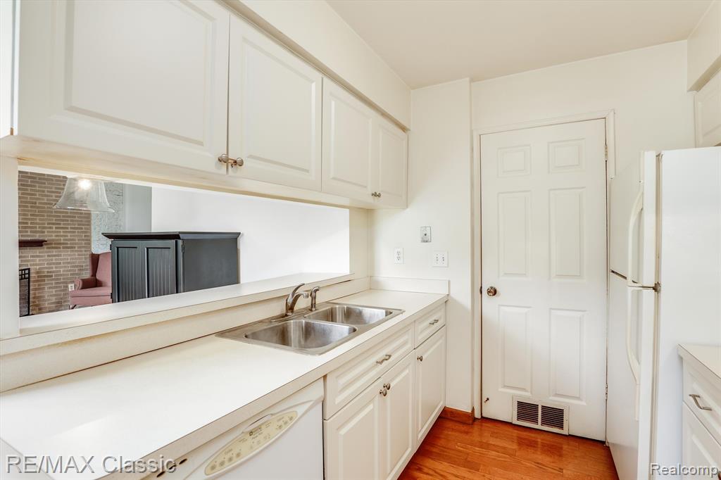 41716 ONAWAY Drive, Northville, MI 48167 — Photo 13