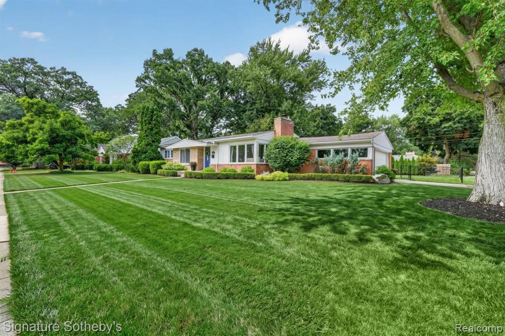16016 N Dunblaine Avenue S, Beverly Hills, MI 48025