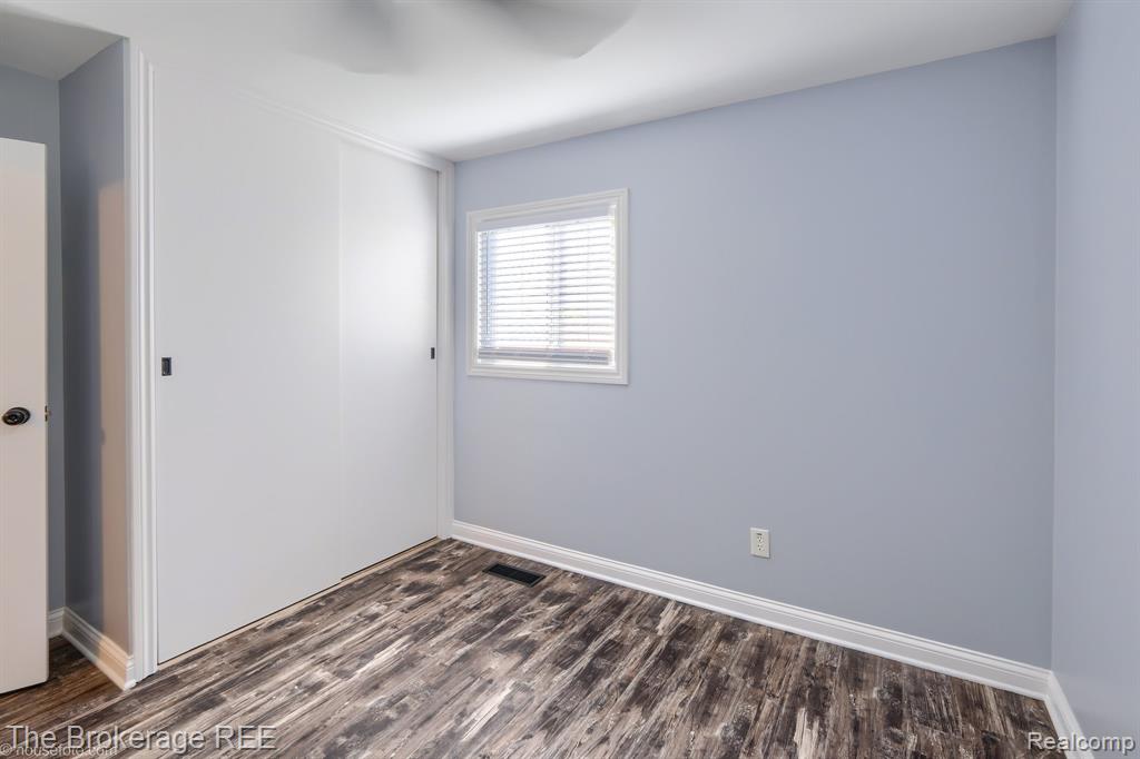 6230 Woodsdale Drive, Grand Blanc, MI 48439 — Photo 33