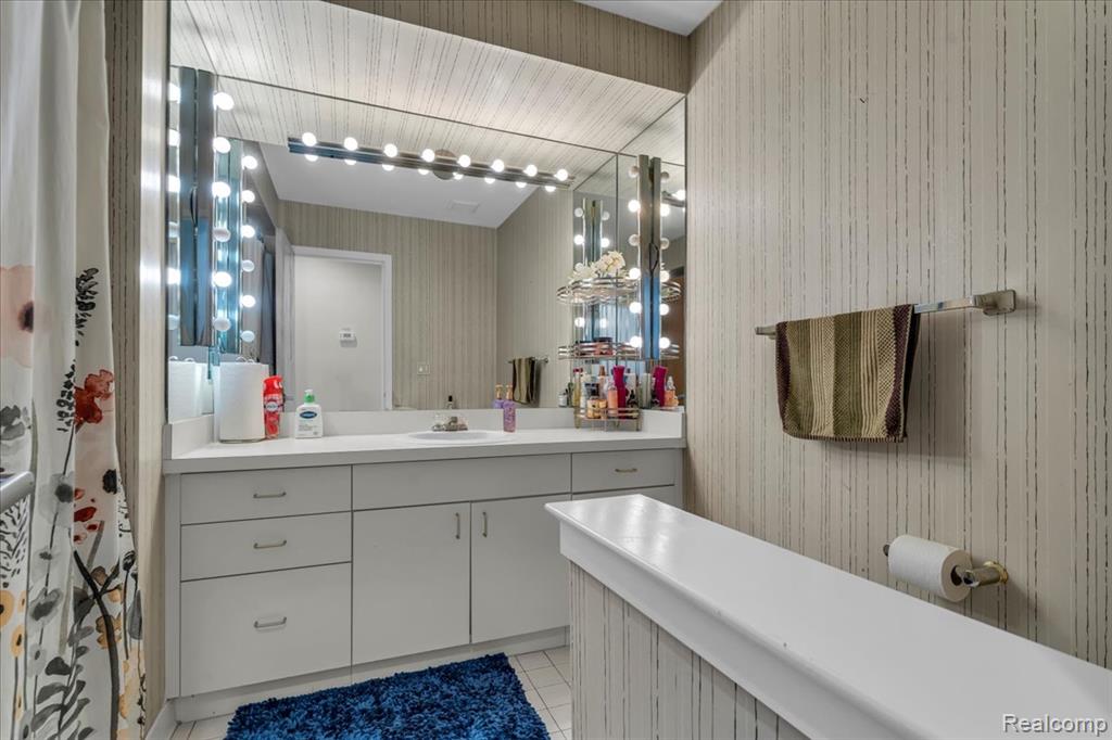 6983 Brookeshire Drive, West Bloomfield, MI — Photo 28