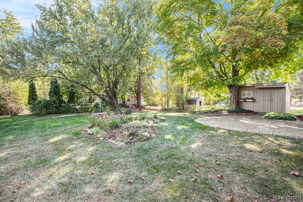 6284 Westview Drive, Grand Blanc, MI 48439 — Photo 23