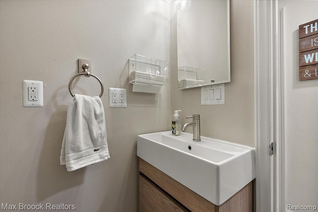 486 Charlevoix Street, Commerce Twp, MI 48382 — Photo 27