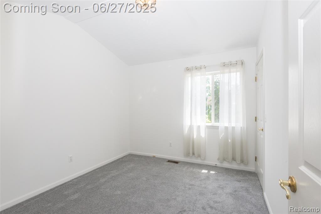 67 LARCHWOOD Drive, Troy, MI 48083 — Photo 17