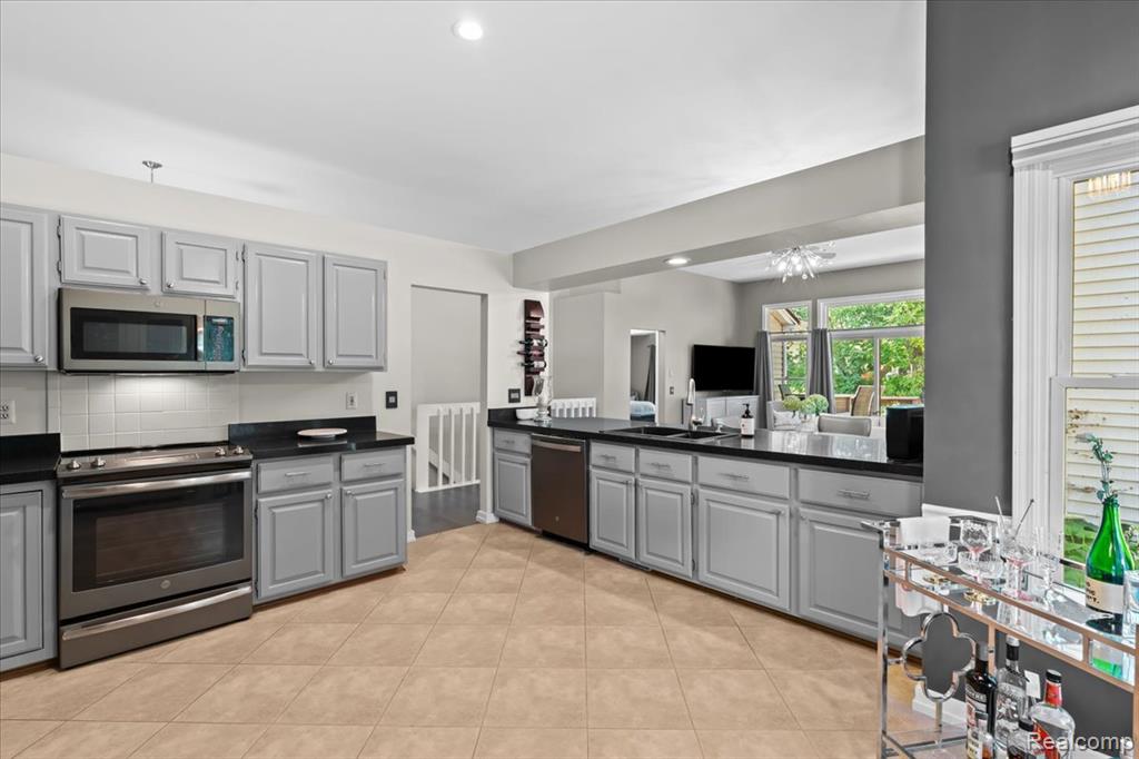 657 WOODSIDE Drive, Milford, MI 48381 — Photo 13