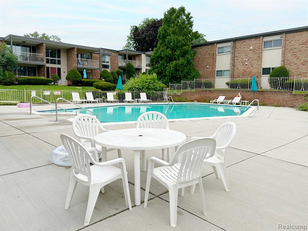 4041 W MAPLE Road, E101, Bloomfield Hills, MI 48301 — Photo 23
