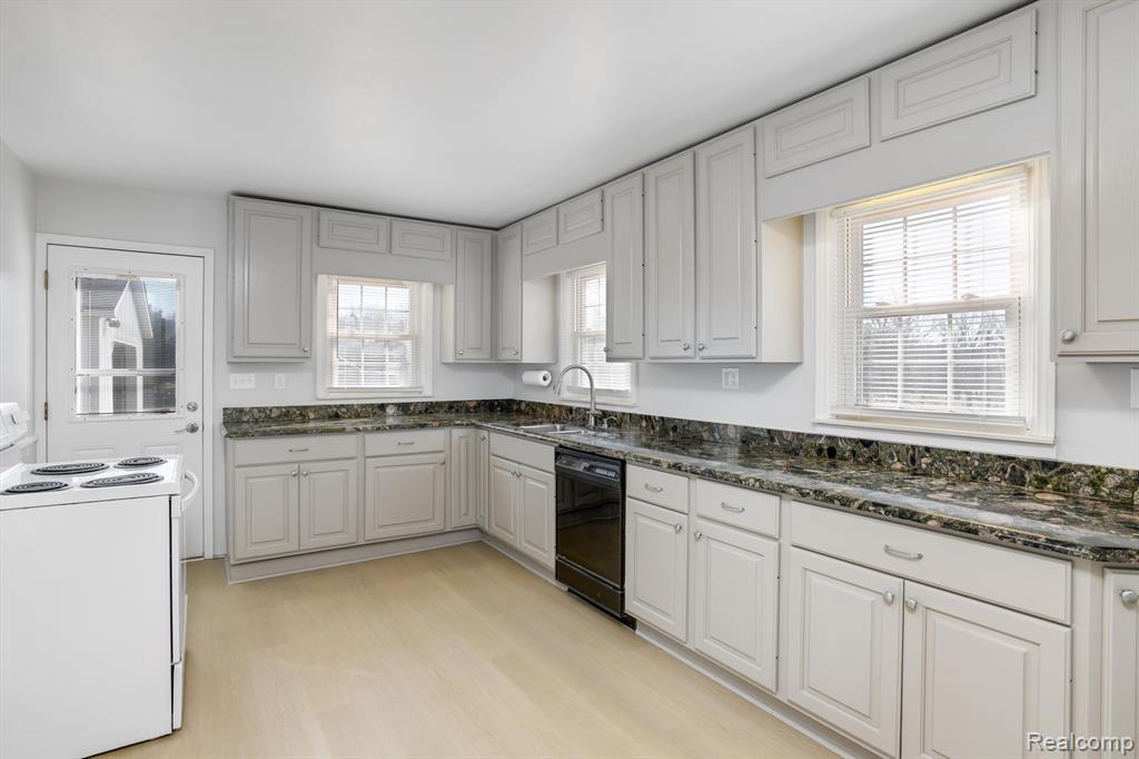 850 W MAPLE Road, Milford, MI 48381 — Photo 9