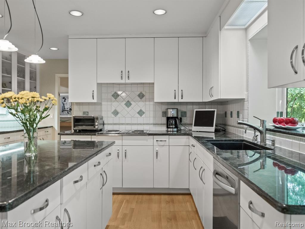 6224 Bromley Court, West Bloomfield, MI — Photo 14