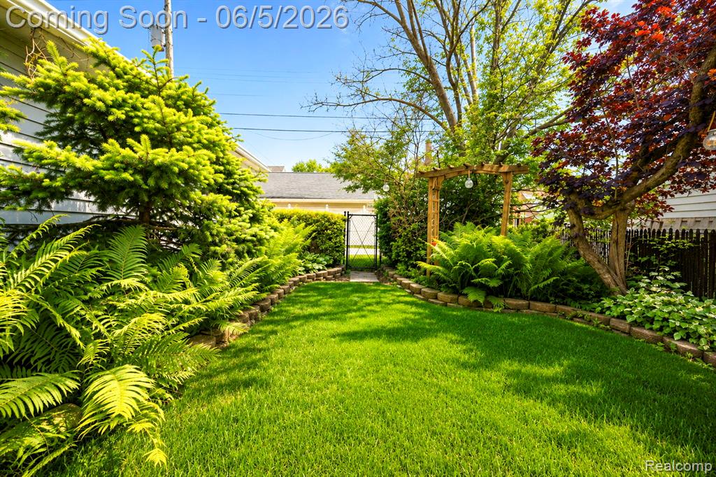 447 Maple Street, Wyandotte, MI 48192 — Photo 8