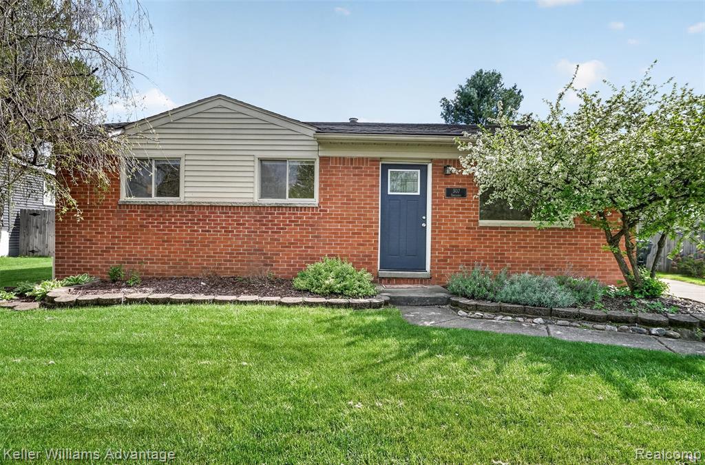 307 University Avenue, South Lyon, MI 48178 — front exterior