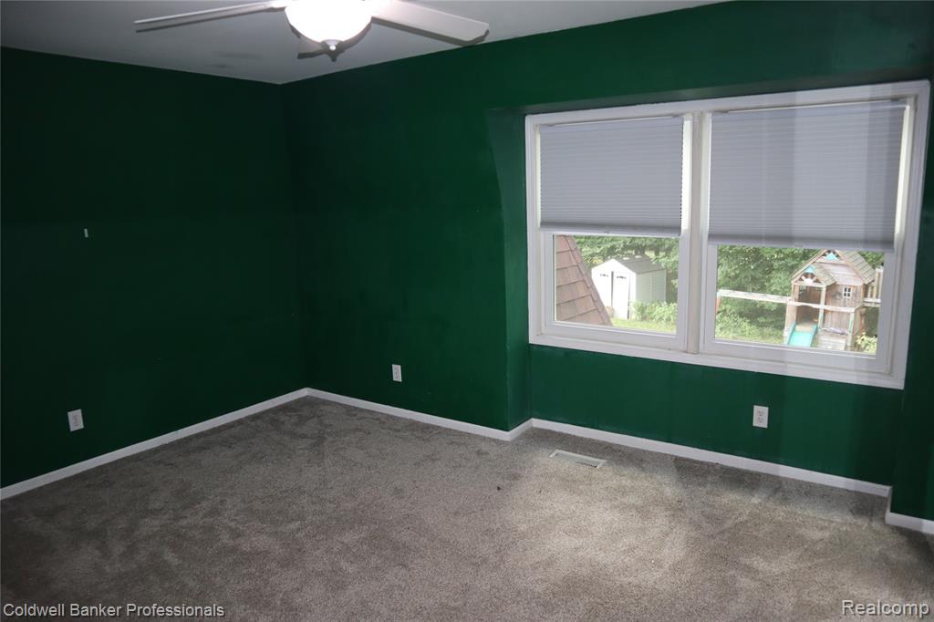 5435 S Sycamore Drive, Burton, MI 48509 — Photo 25