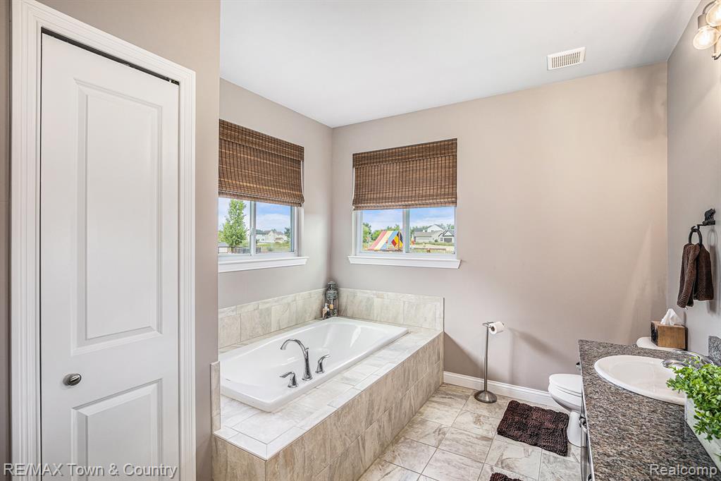 1535 Woodlake Lane, Grand Blanc, MI 48439 — Photo 17