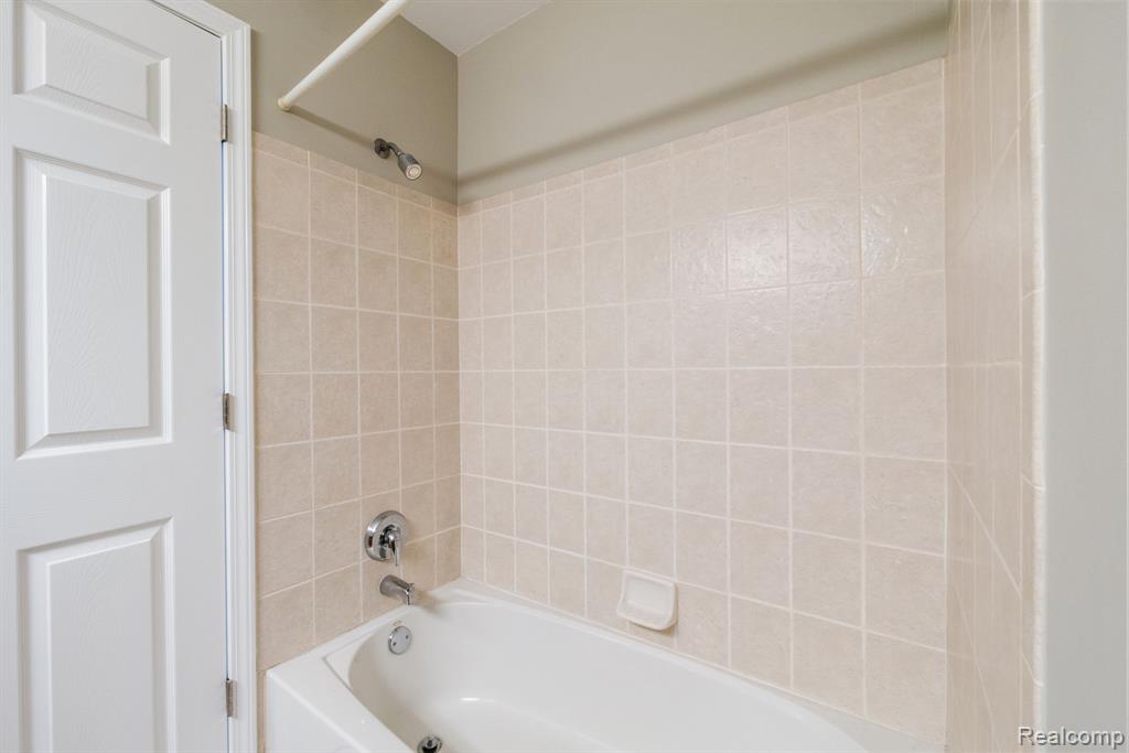 671 Woodhaven Drive, Commerce Twp, MI 48390 — Photo 29