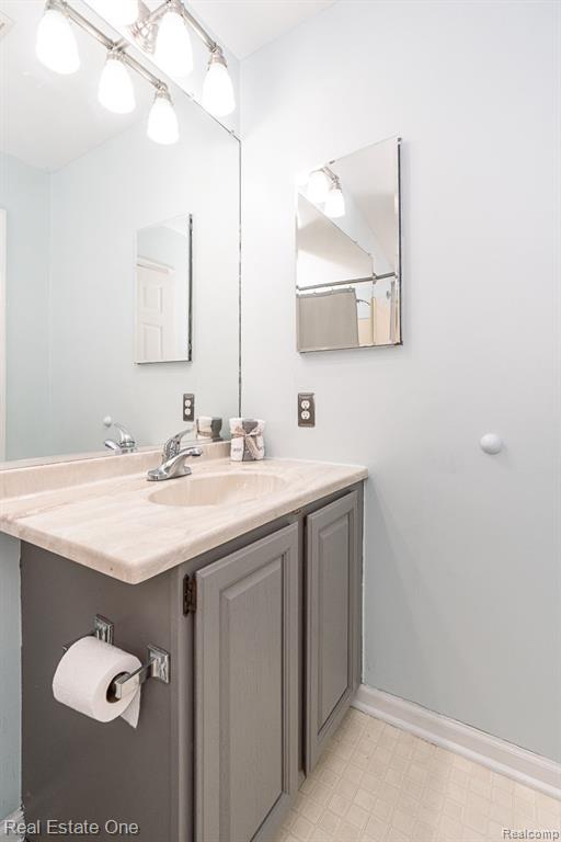 606 Whitney Drive, Rochester Hills, MI 48307 — Photo 25
