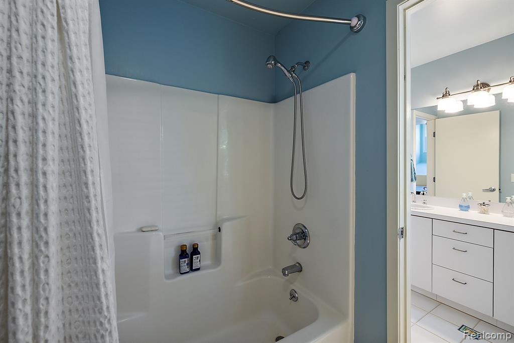 733 LONGFORD Drive, Rochester Hills, MI 48309 — Photo 55