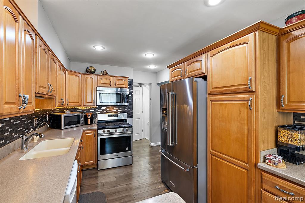 41951 UTICA Road, Sterling Heights, MI 48313 — Photo 17