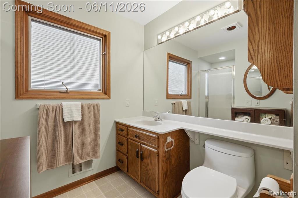 6880 Forestlawn Court, Waterford, MI 48327 — Photo 21