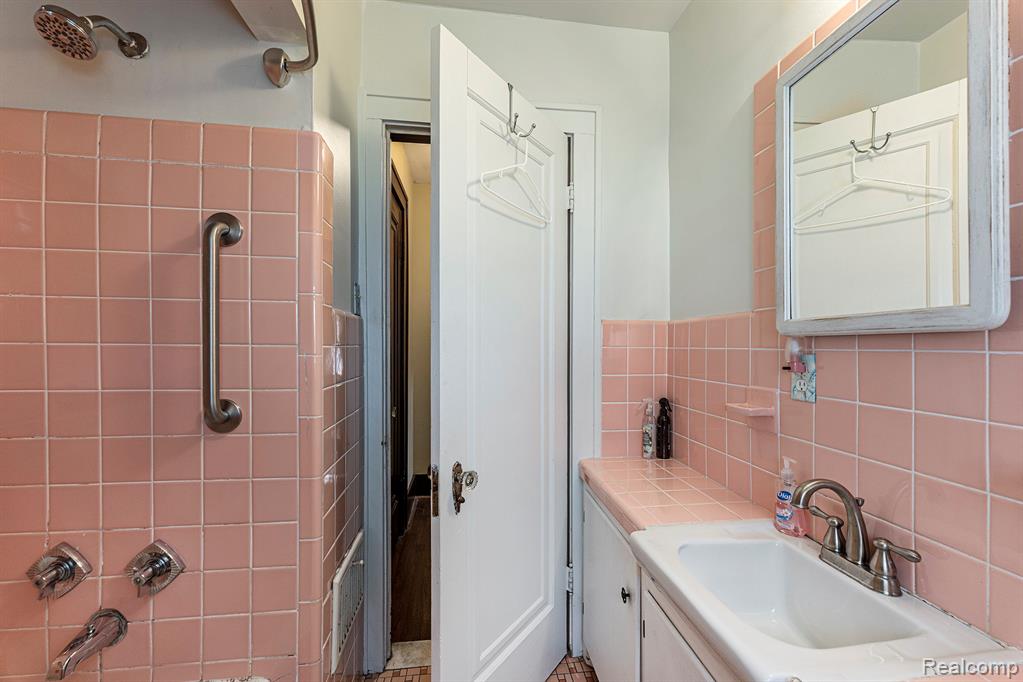 8238 Clinton River Road, Sterling Heights, MI 48314 — Photo 23