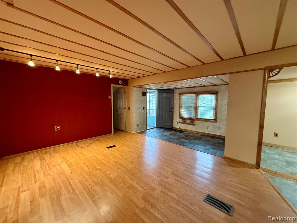 277 Glengarry Ct. W, Highland, MI — Photo 4