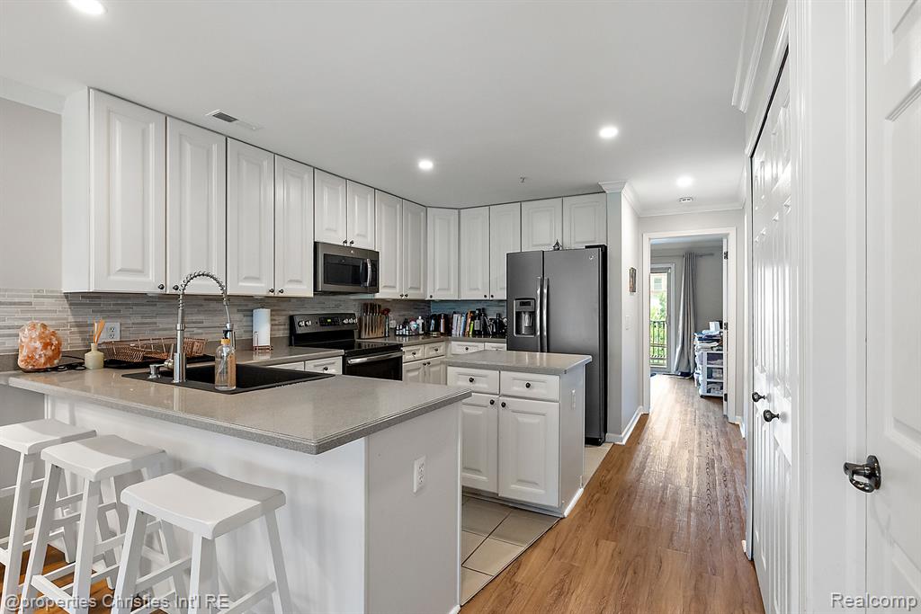 2554 WOODWARD Avenue, Detroit, MI 48201 — Photo 2