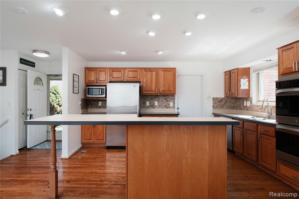 652 Stonehenge Drive, Canton, MI 48188 — Photo 9