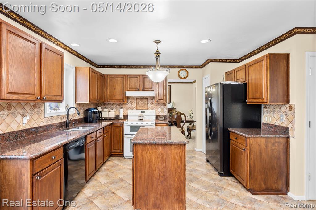 865 Drakeshire Drive, Commerce Twp, MI 48390 — Photo 30