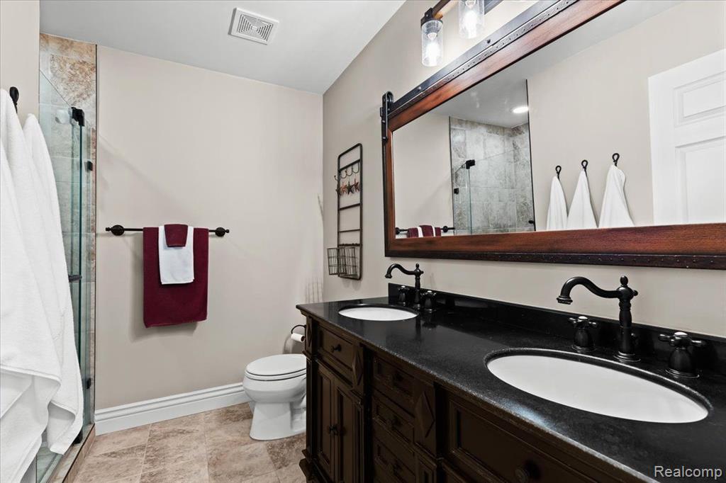 819 WOODHAVEN Drive, Commerce Twp, MI 48390 — Photo 19