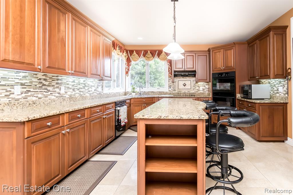 18090 Peninsula Way, Northville, MI 48168 — Photo 38