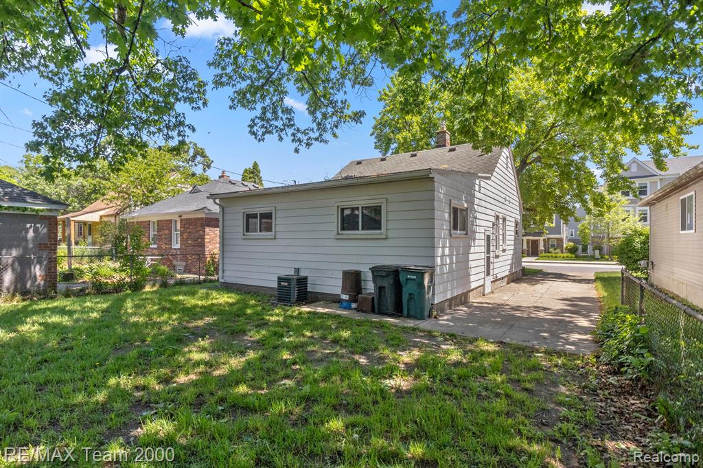 421 GARDENDALE Street, Ferndale, MI 48220 — Photo 6