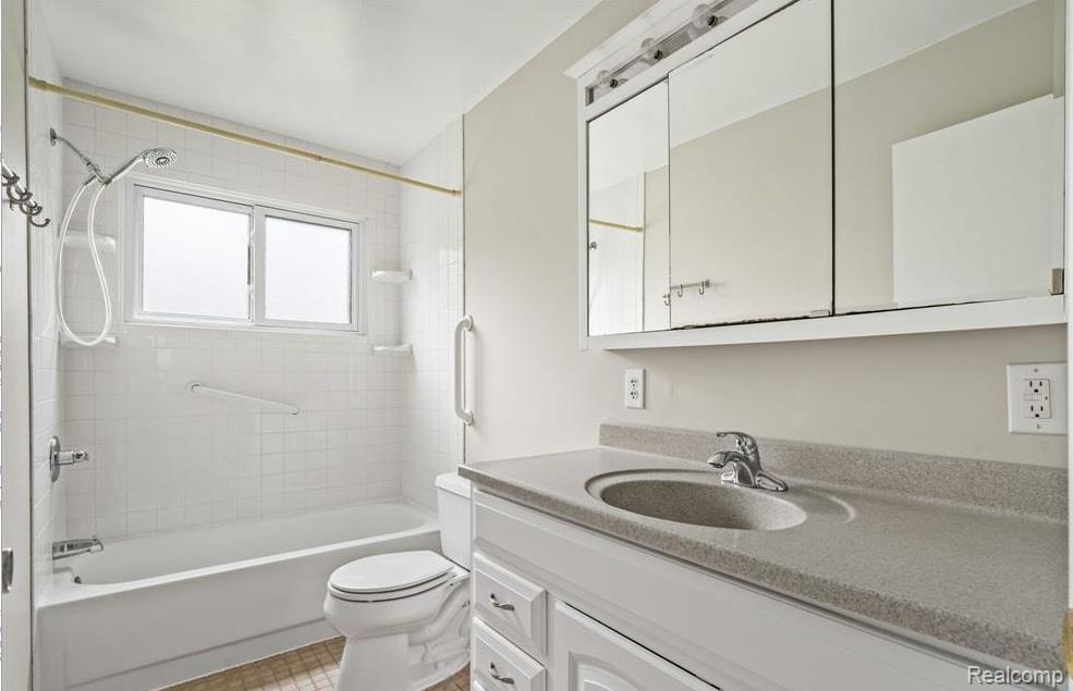 6368 Hermana Road, West Bloomfield, MI 48324 — Photo 17