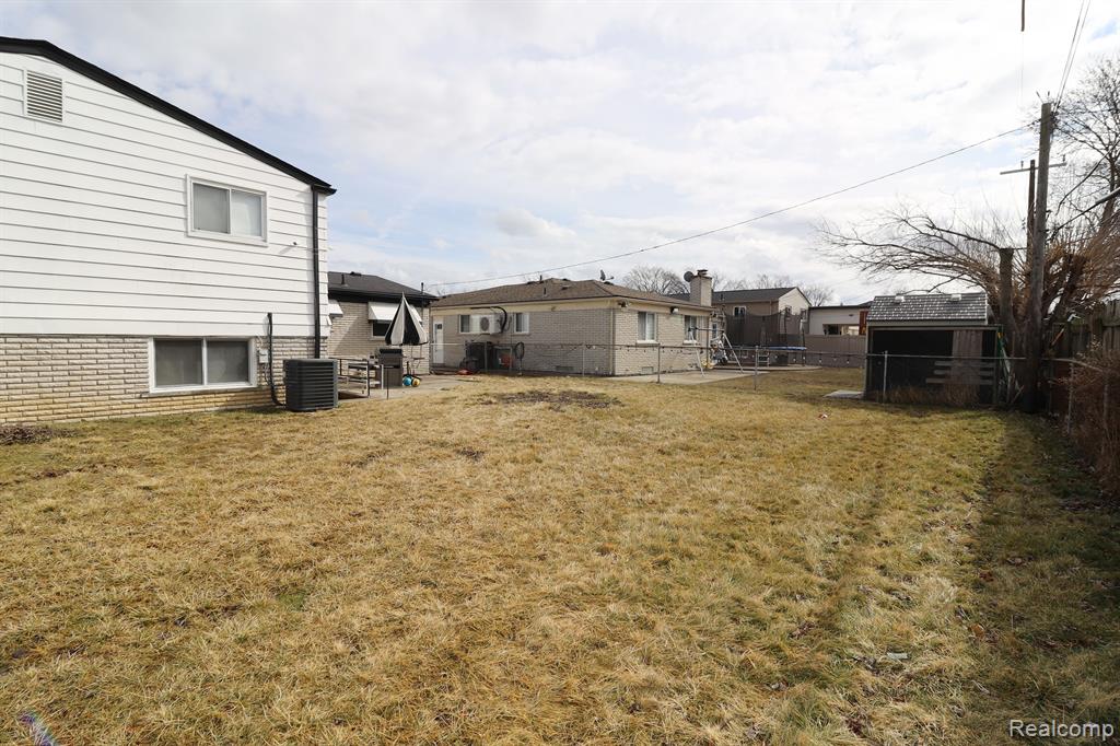 693 CRONIN Drive, Dearborn Heights, MI 48127 — Photo 30