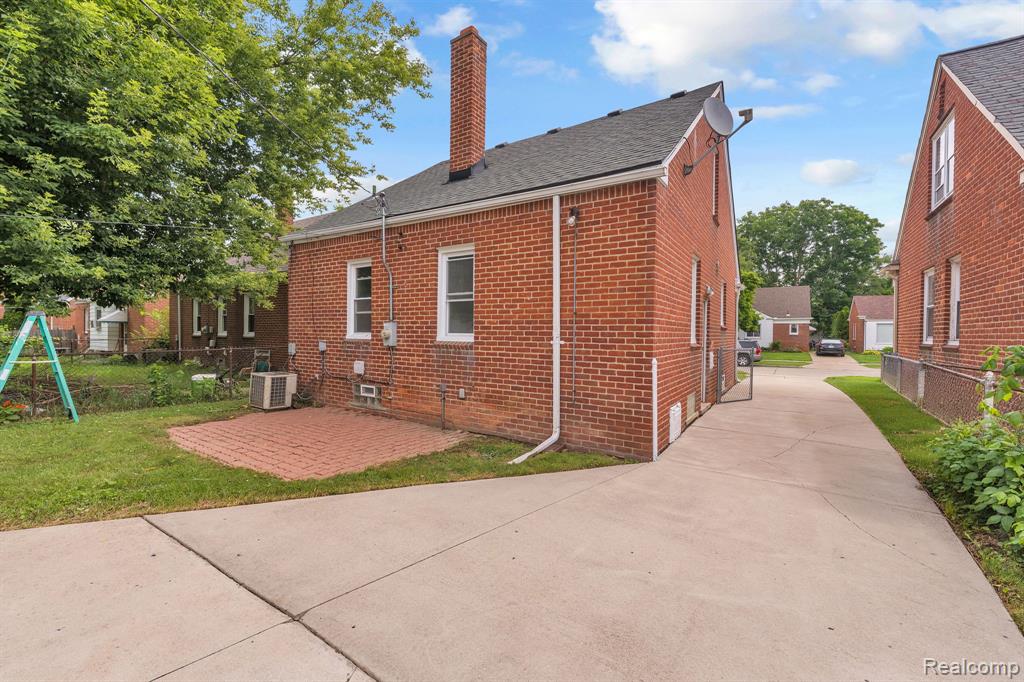 10015 Marion, Redford, MI 48239 — Photo 9