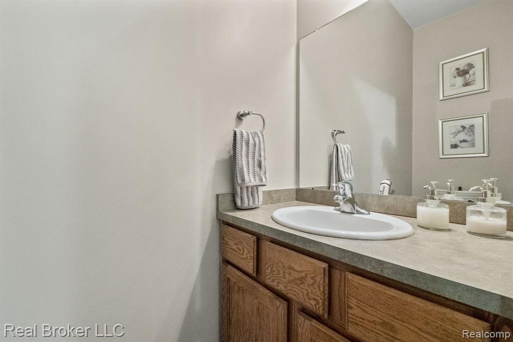 1627 RED HICKORY, Howell, MI 48855 — Photo 16