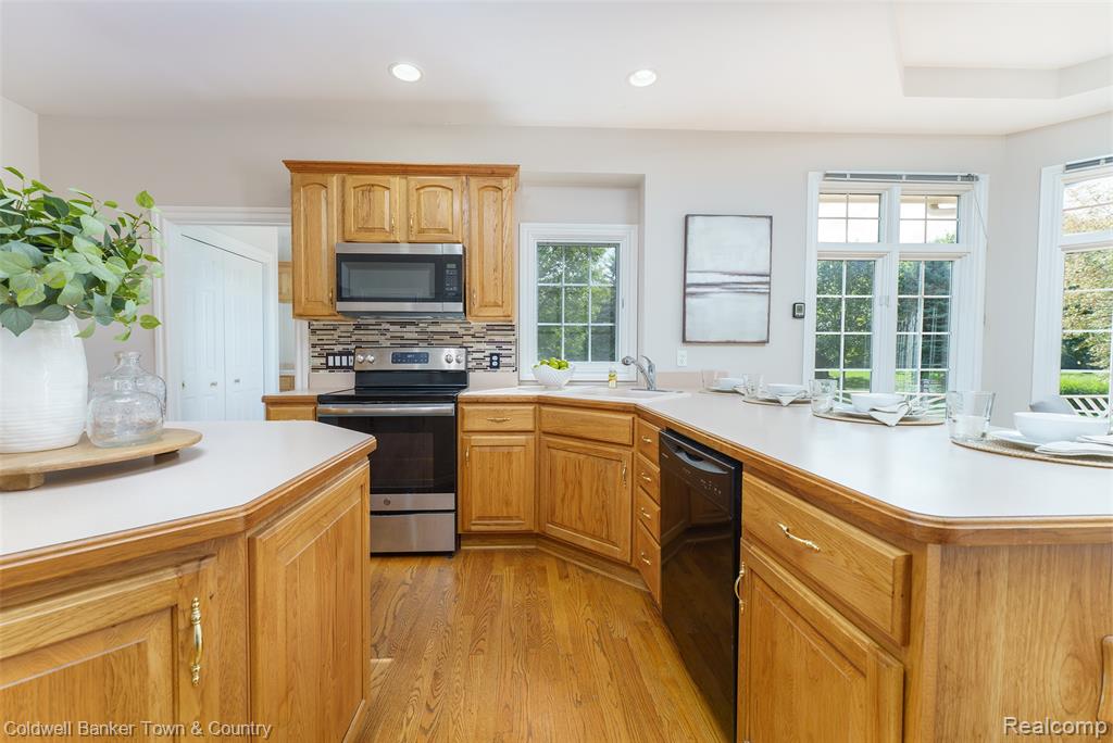 4692 Edinburgh Drive, Howell, MI 48843 — Photo 8