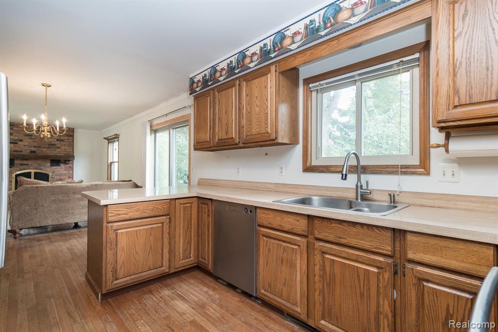 906 Dahlia Lane, Rochester Hills, MI 48307 — Photo 18