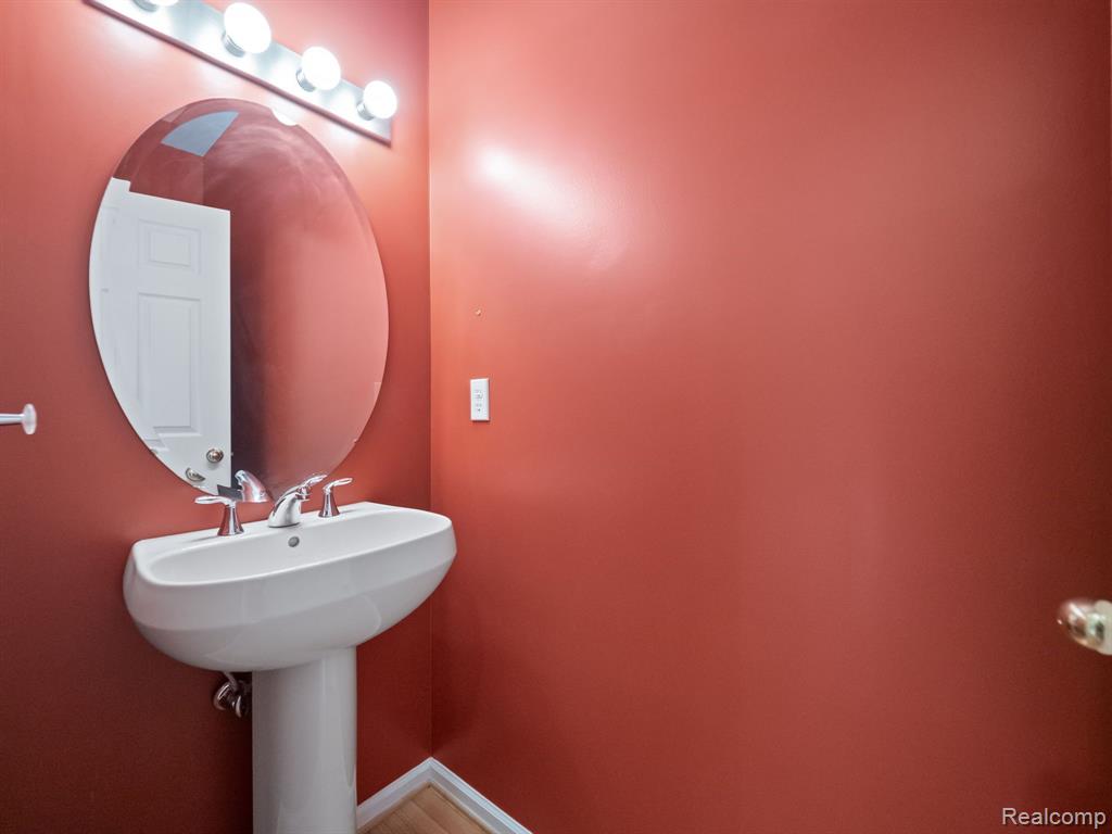 694 W BLUFF, Rochester Hills, MI 48307 — Photo 19