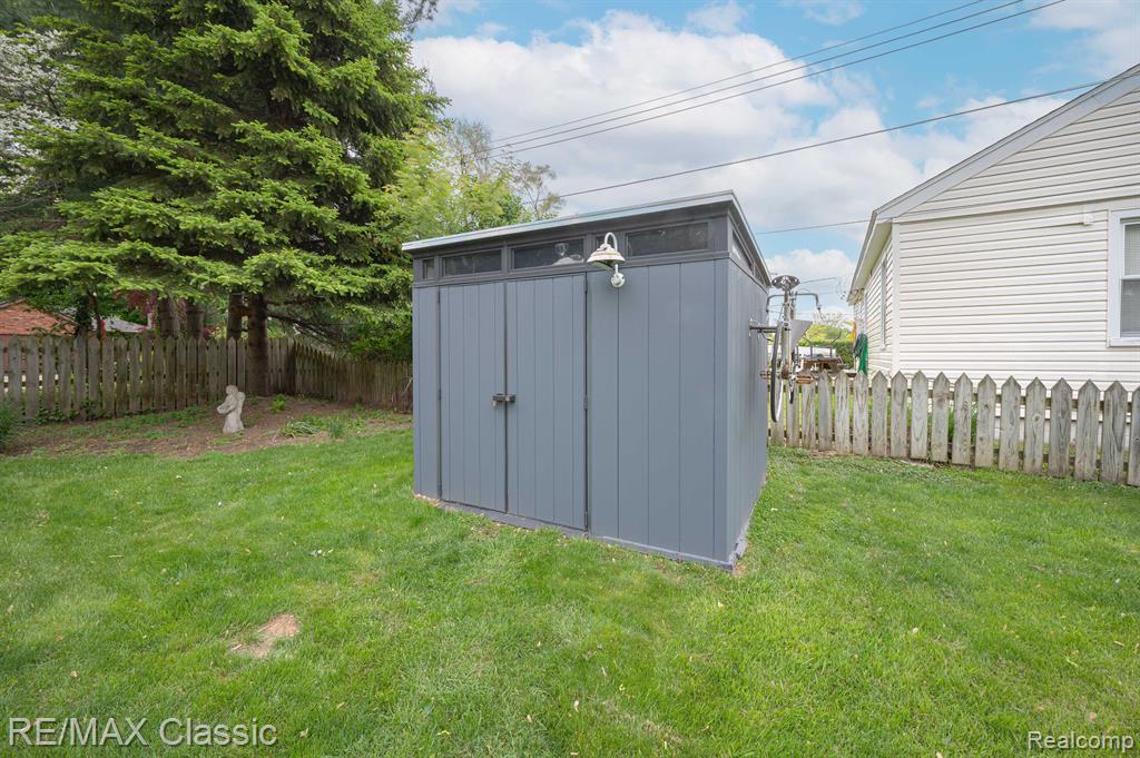 406 COMMON Street, Walled Lake, MI 48390 — Photo 5