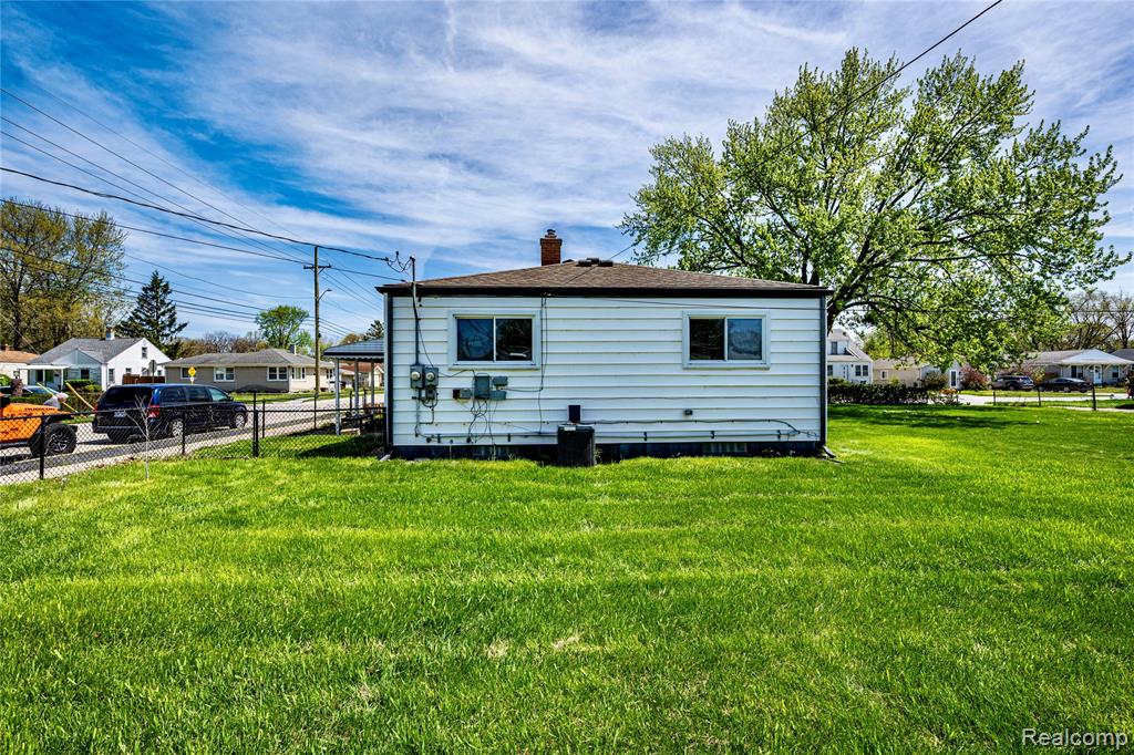 26155 Groveland Street, Madison Heights, MI 48071 — Photo 18