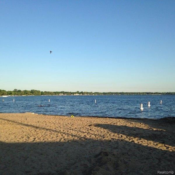 506 DECKER Road, Walled Lake, MI 48390 — Photo 4