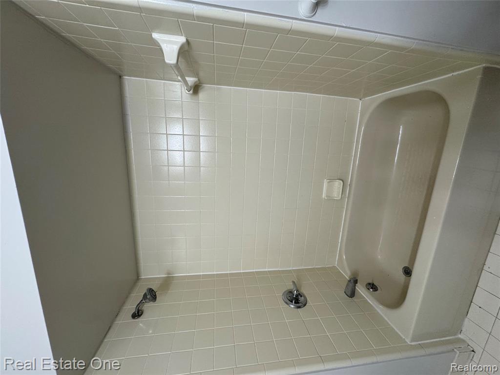 6607 Chimney Sweep, West Bloomfield, MI — Photo 16
