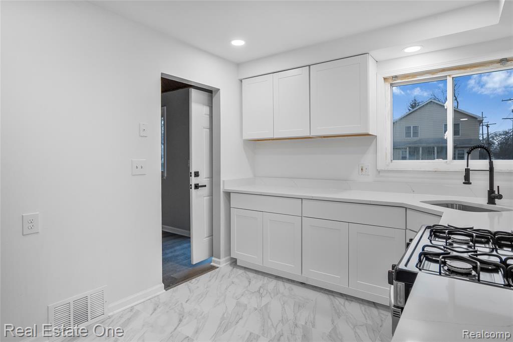 5416 JACKSON Street, Dearborn Heights, MI 48125 — Photo 8