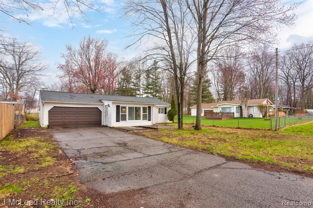 215 ARROWHEAD Drive, Prudenville, MI 48651 — Photo 2