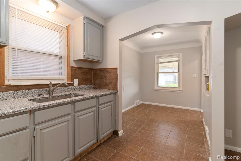 15486 FAIRMOUNT Drive, Detroit, MI 48205 — Photo 5