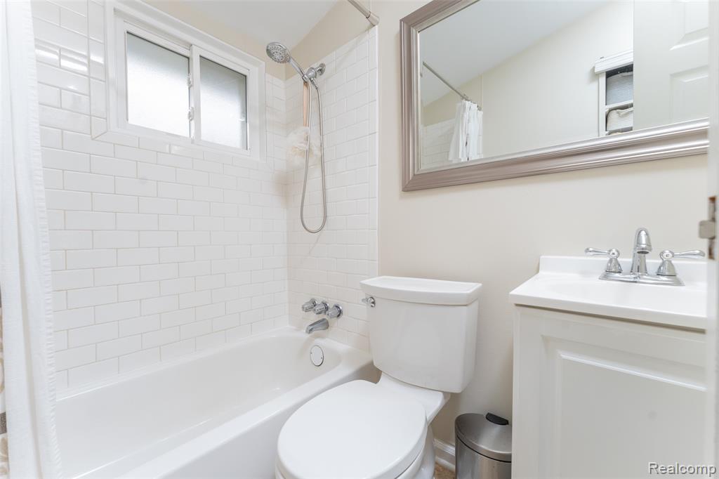 701 MARY Court, Fenton, MI 48430 — Photo 13