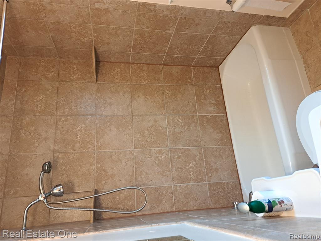 96 Detroit, Trenton, MI 48183 — Photo 42