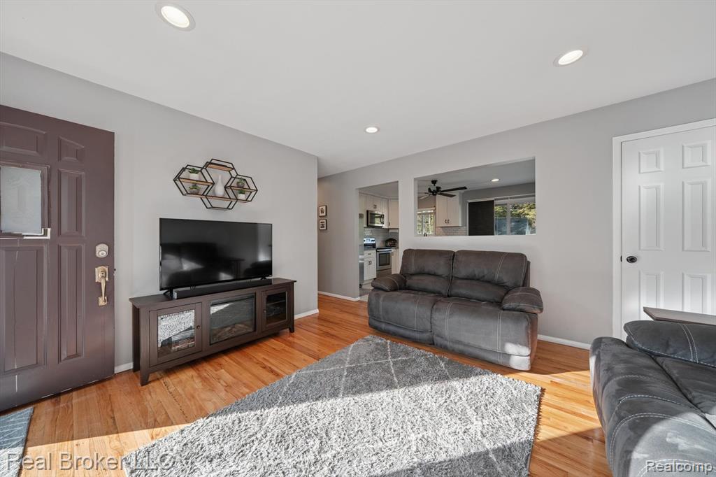 694 Ferndale Avenue, Lake Orion, MI 48362 — Photo 3